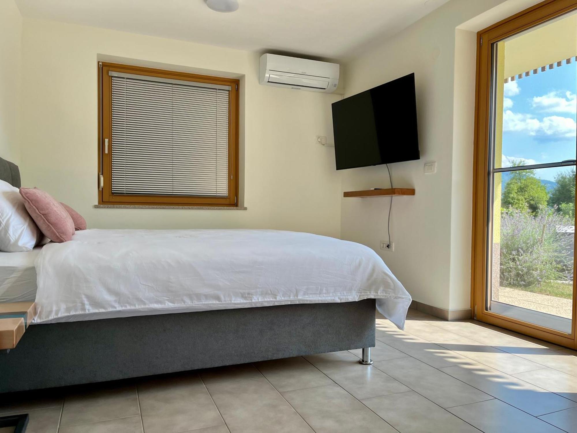 Cozy & Chic - Apartment With A Private Patio Kobarid Bagian luar foto